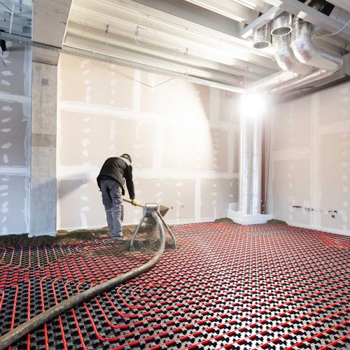 worker-installing-floor-heating-in-a-new-building-BQ3TAC7-1.jpg